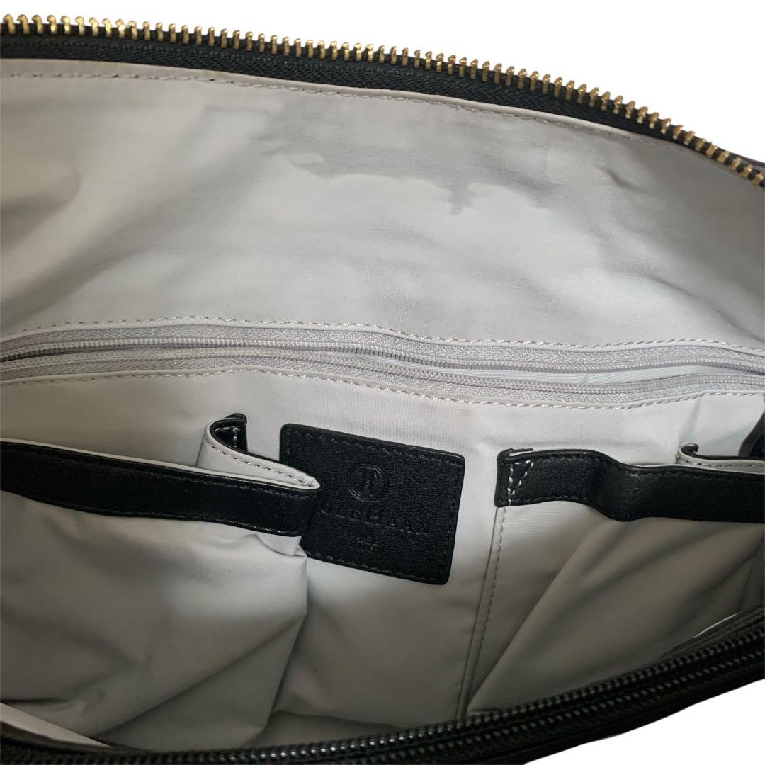 lururu★角擦れ無し美品★COLE HAAN★レザー素材機能的なバッグ