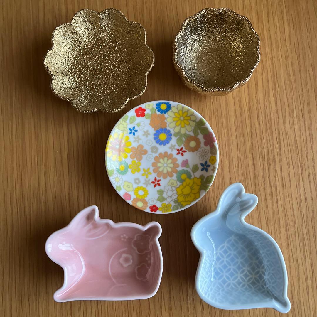 セリア　豆皿　和食器　和柄　花柄　豆鉢　金色　花形　うさぎ　お正月