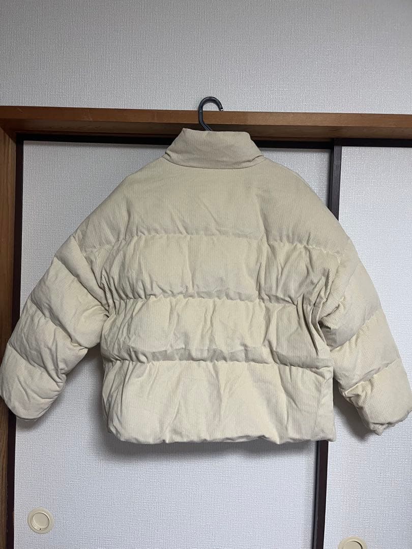 クリーム色 （やや黄色みが強い）ダウンジャケット ボックスシルエット