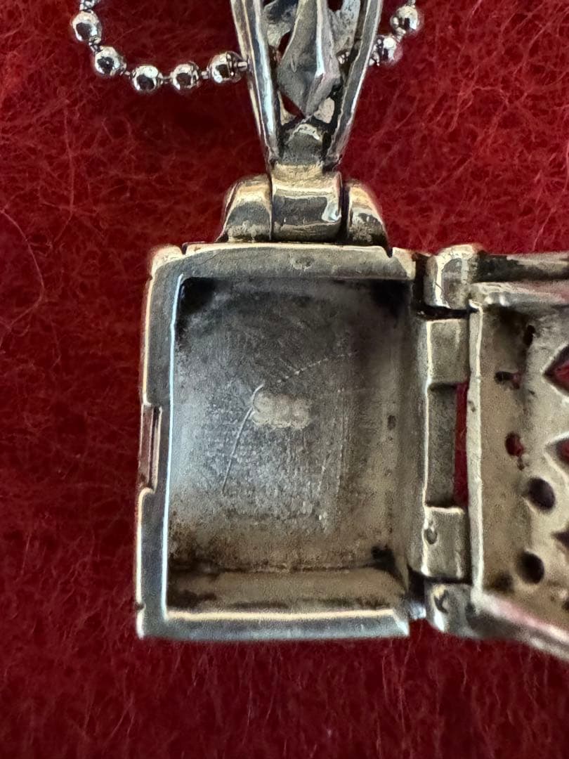 シルバー 装飾的ロケットペンダント ネックレス