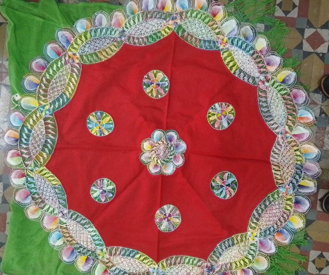 パラグアイ民芸品　ニャンドゥティ伝説織　円形　テーブルクロス