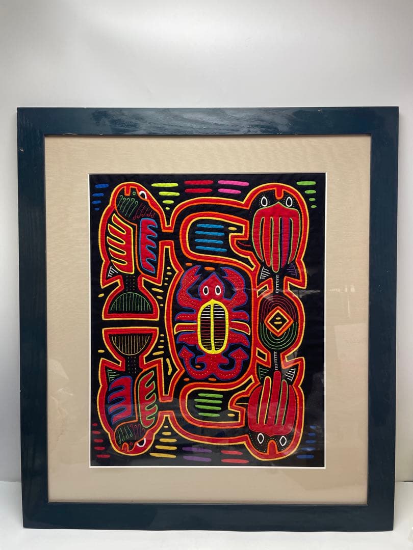 額装モラアートクナ族 手刺繍 カニ図案 ビビッド多色 布絵テキスタイルフレーム付