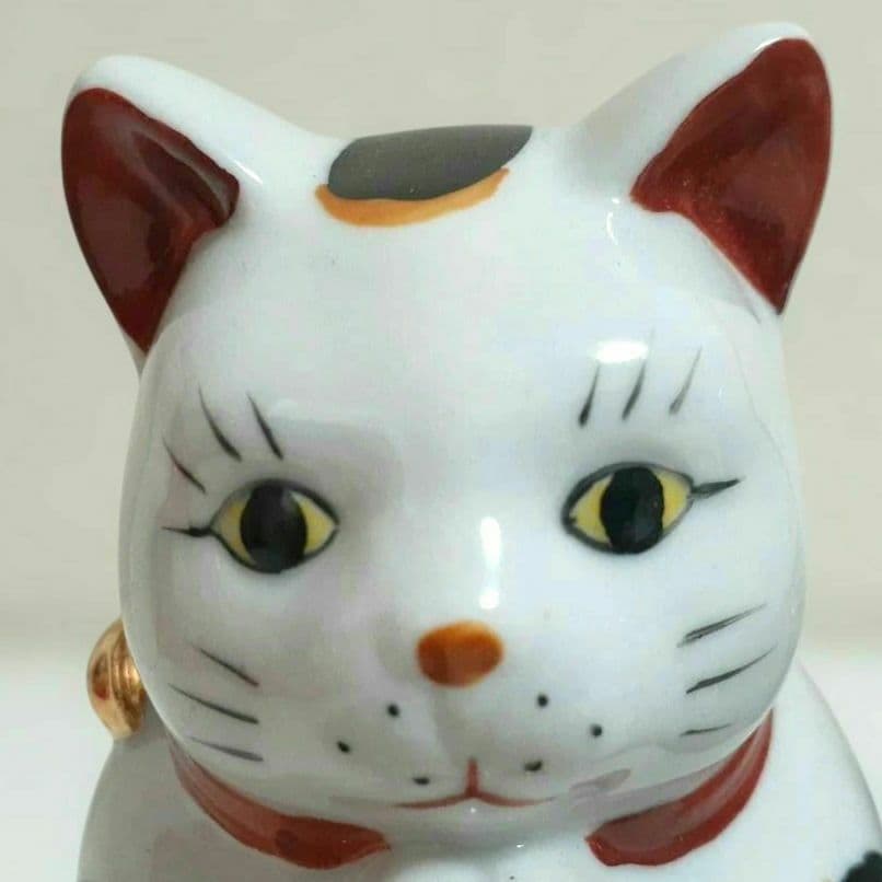 126 瀬戸焼 縁起物 赤絵 お祈り猫（大） 招き猫 陶器製 高さ約12cm