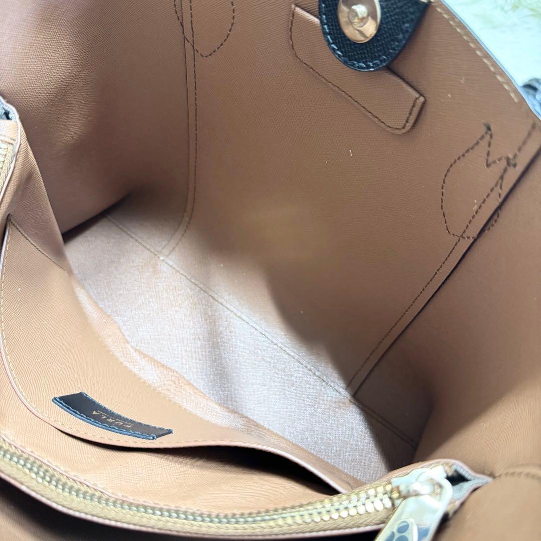 フルラ ヴィットリア トートバッグ 現行アーチロゴ ブラック サフィアーノレザー