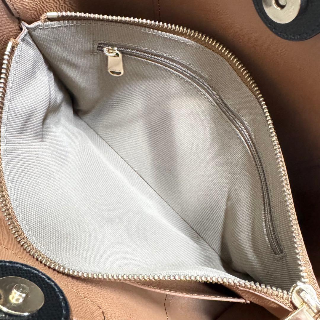 フルラ ヴィットリア トートバッグ 現行アーチロゴ ブラック サフィアーノレザー