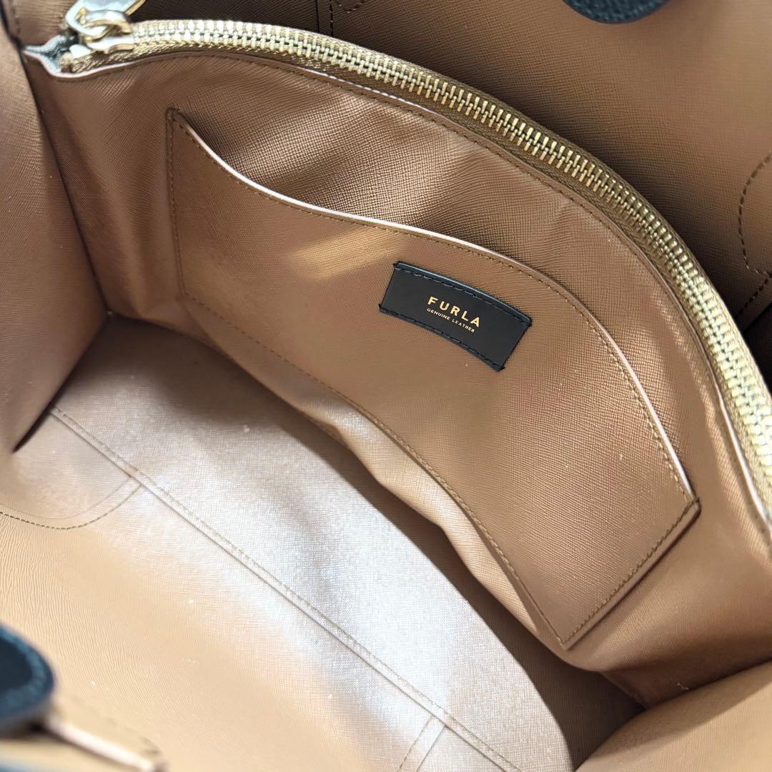 フルラ ヴィットリア トートバッグ 現行アーチロゴ ブラック サフィアーノレザー