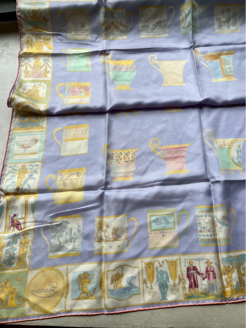 【新品未使用】GUCCI シルクスカーフ 多様なカップデザイン　85✖️85サイズ