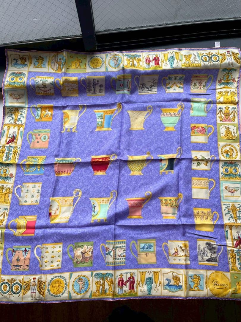 【新品未使用】GUCCI シルクスカーフ 多様なカップデザイン　85✖️85サイズ