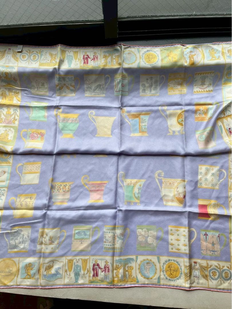 【新品未使用】GUCCI シルクスカーフ 多様なカップデザイン　85✖️85サイズ