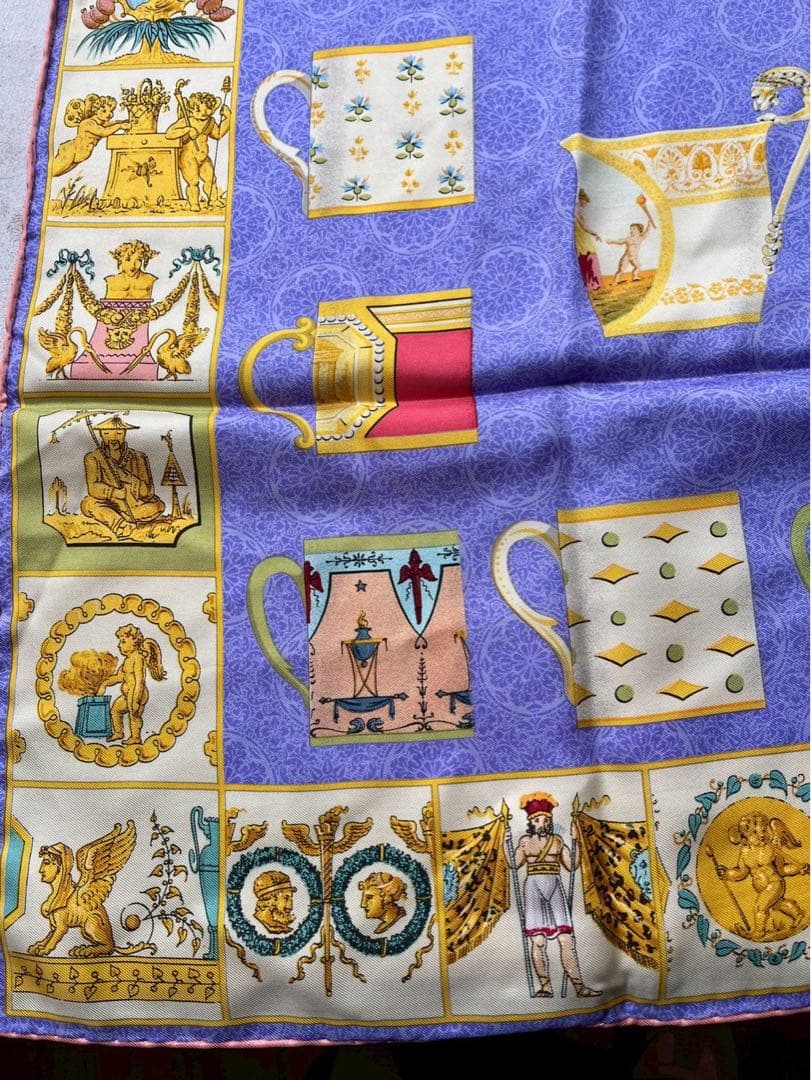 【新品未使用】GUCCI シルクスカーフ 多様なカップデザイン　85✖️85サイズ