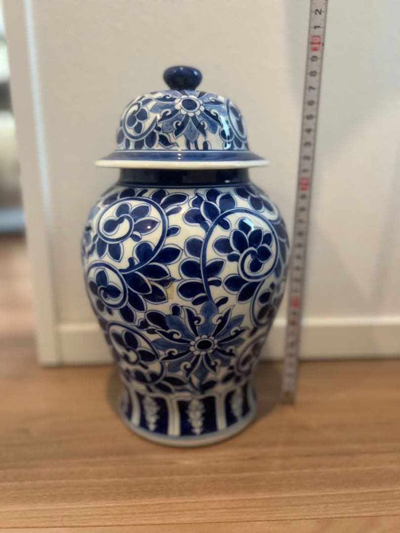 青と白の花柄陶器壺　Thailand
