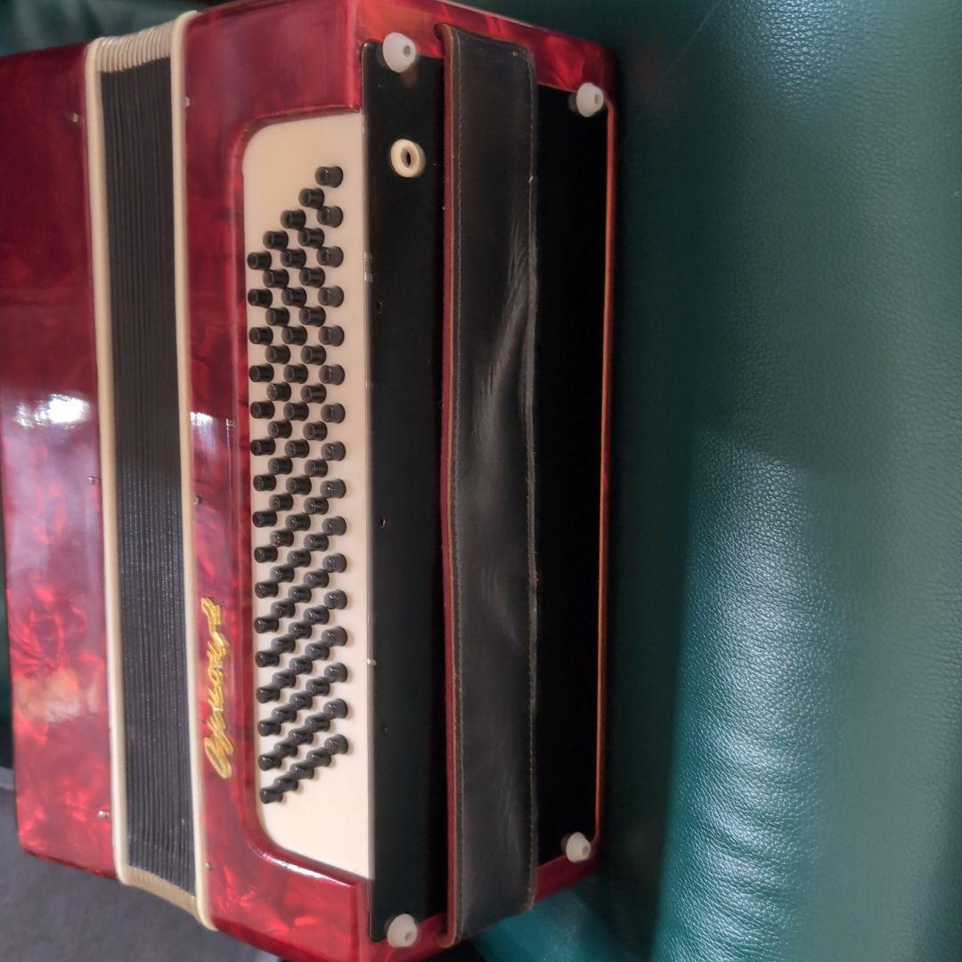 赤 アコーディオン 31鍵 金色装飾