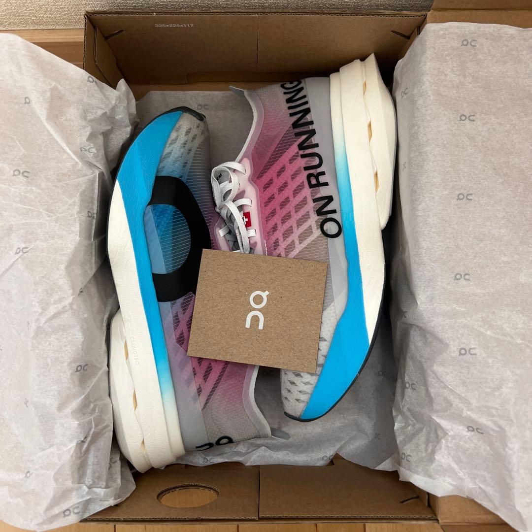 新品 半額以下 On Cloudboom Strike ランニングシューズ 25