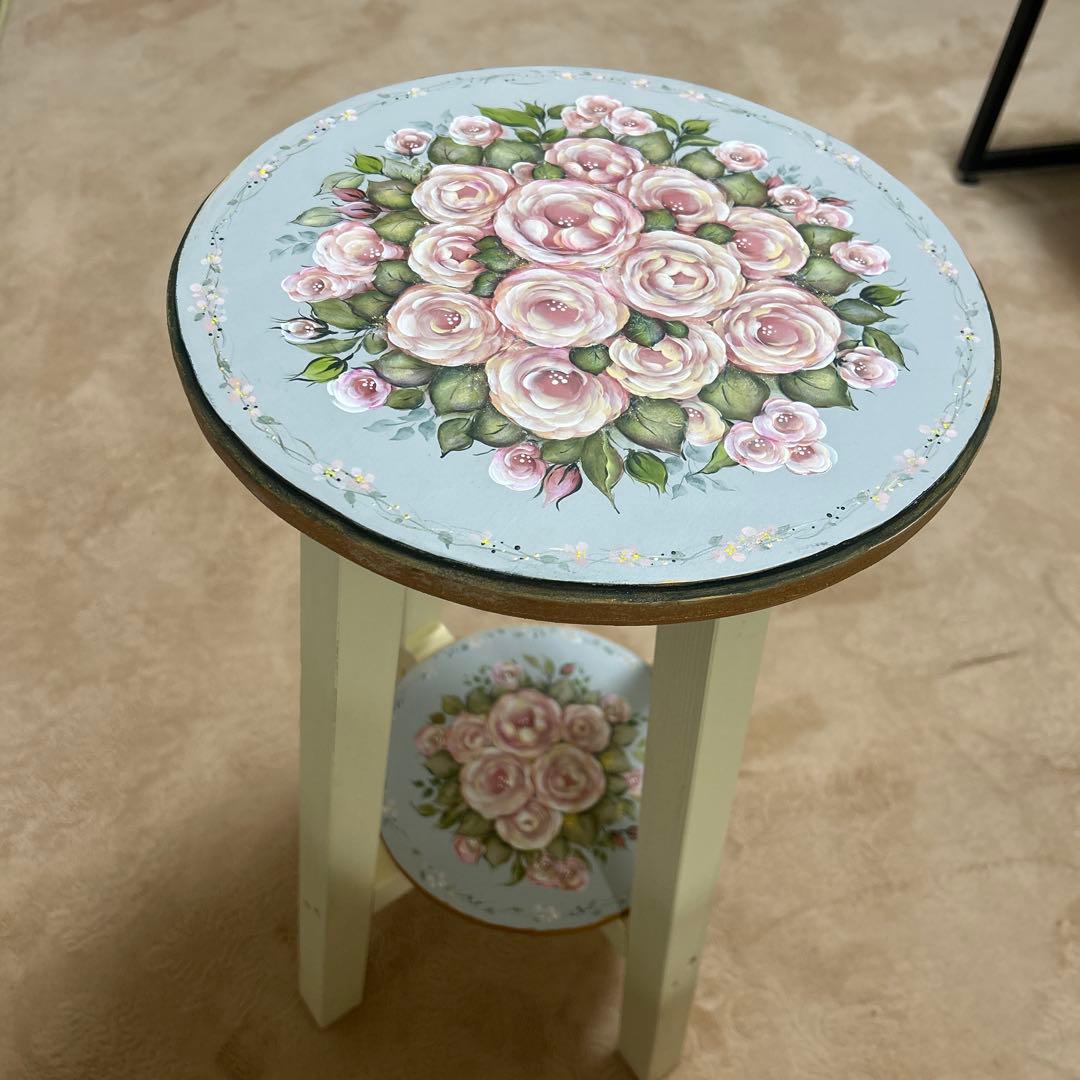 サイドテーブル。ジュリアンです。