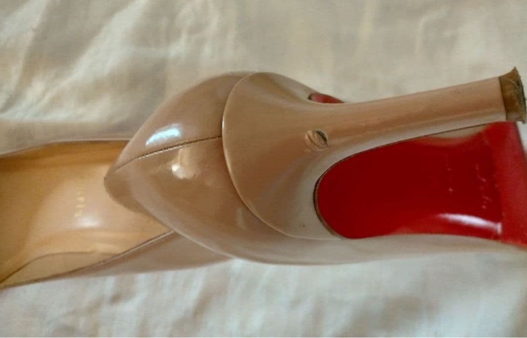 Christian Louboutin ベージュ パンプス