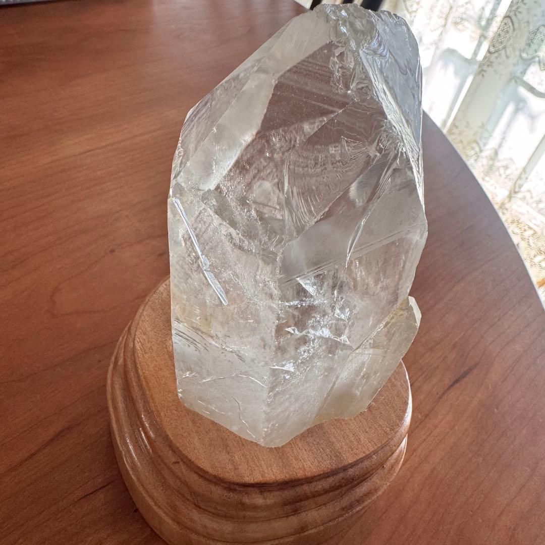 虹入りブラジル産水晶原石　台座付き　約800グラム