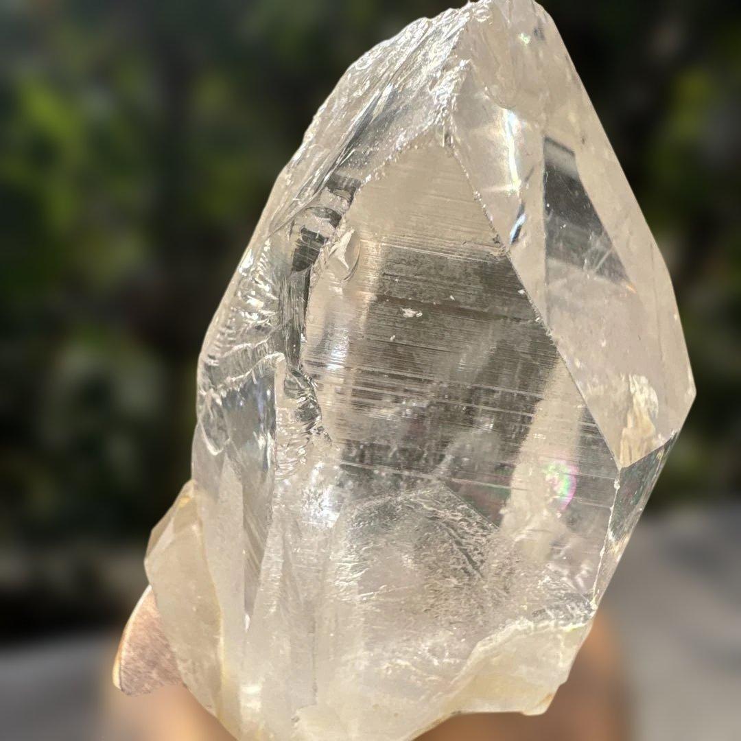 虹入りブラジル産水晶原石　台座付き　約800グラム