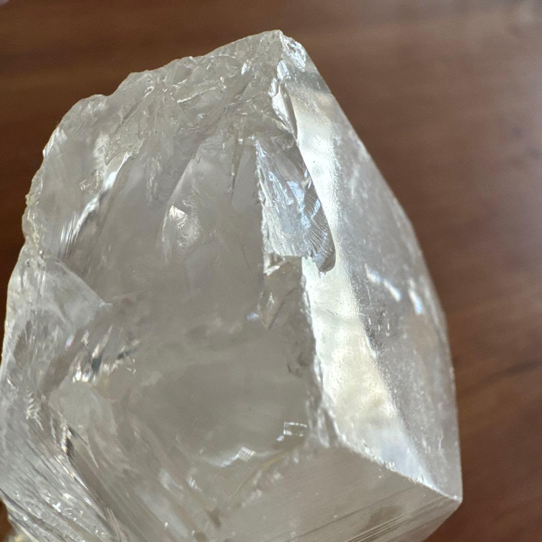 虹入りブラジル産水晶原石　台座付き　約800グラム