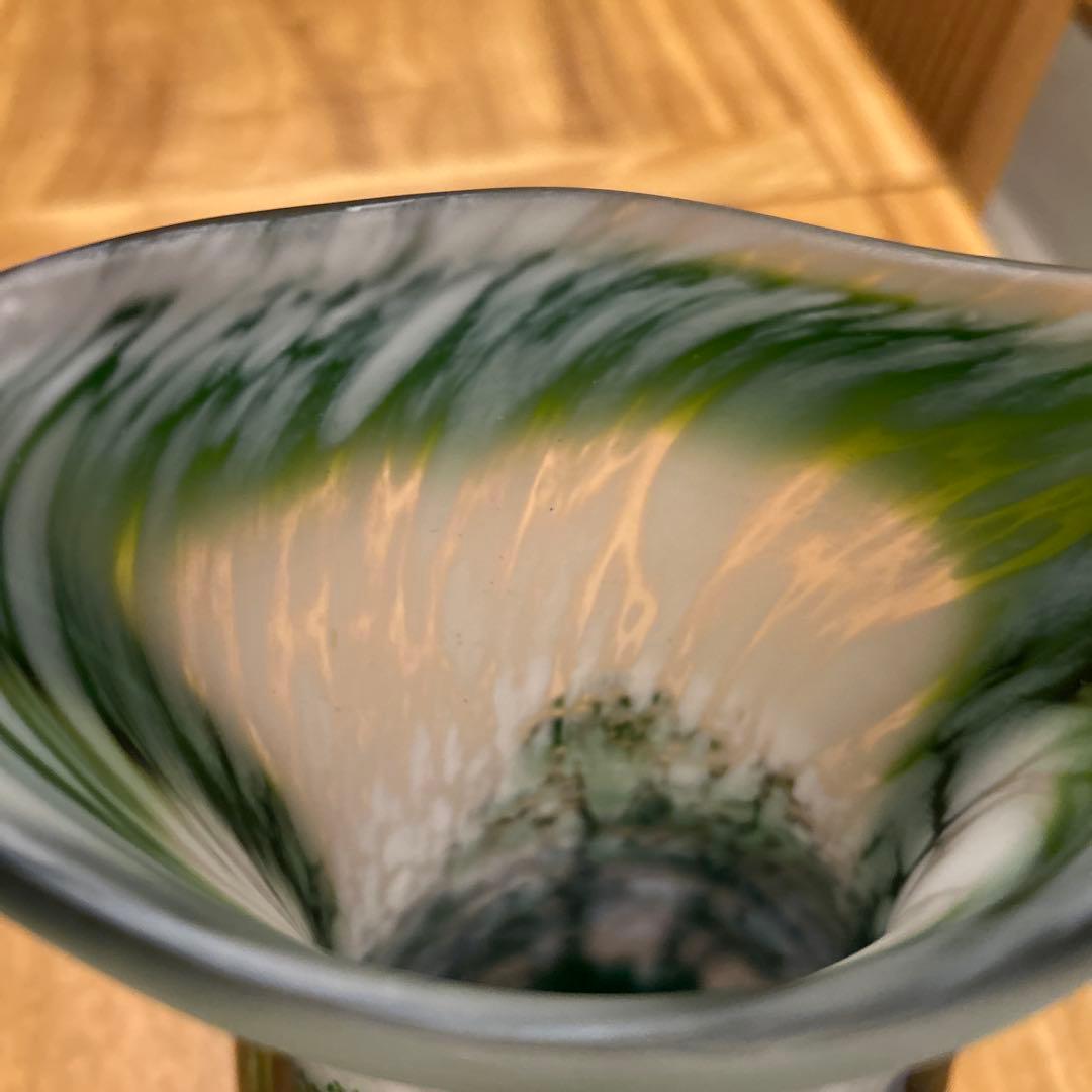 中国製　透かし彫刻花瓶　ガラス　緑松