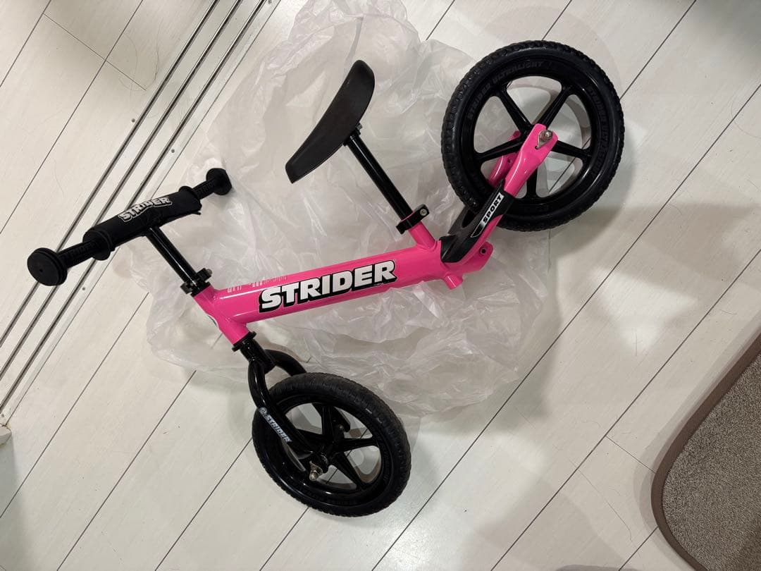 美品　STRIDER クラシック　バランスバイク 12インチ ピンク