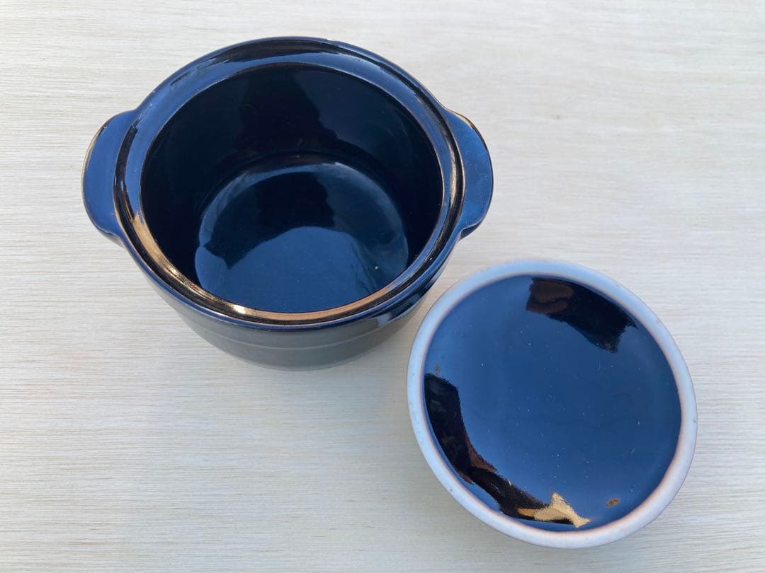 黒い陶器製土鍋 金色装飾
