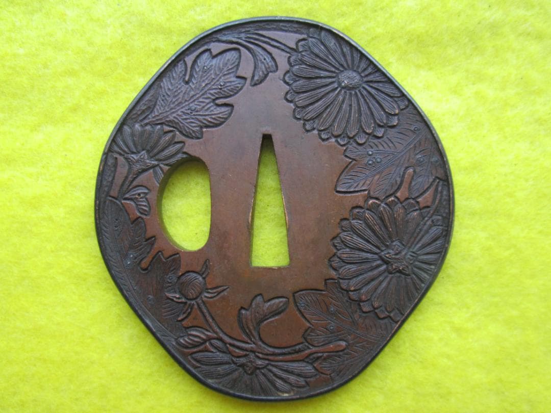 江戸期作　京都金工作　銅地お多福形鍔　菊の図　赤銅覆輪　鋤出し彫り