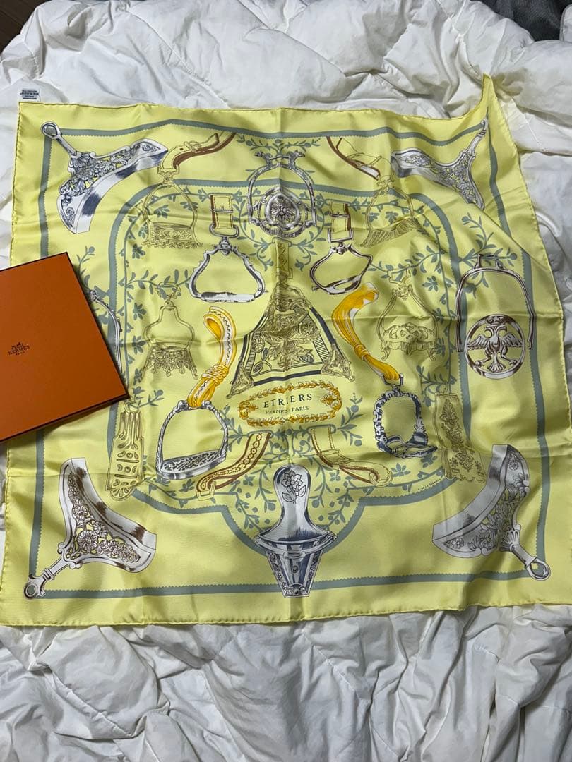 HERMES ETRIERS スカーフ 100%シルク イエロー