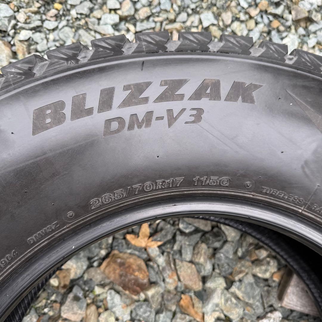 265/70R17ブリヂストンスタッドレスタイヤ４本ランクルプラドFJクルーザー