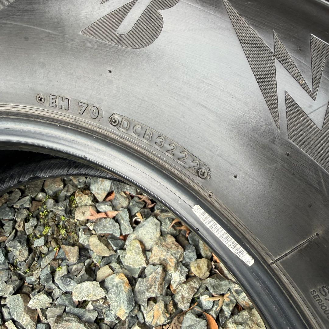 265/70R17ブリヂストンスタッドレスタイヤ４本ランクルプラドFJクルーザー