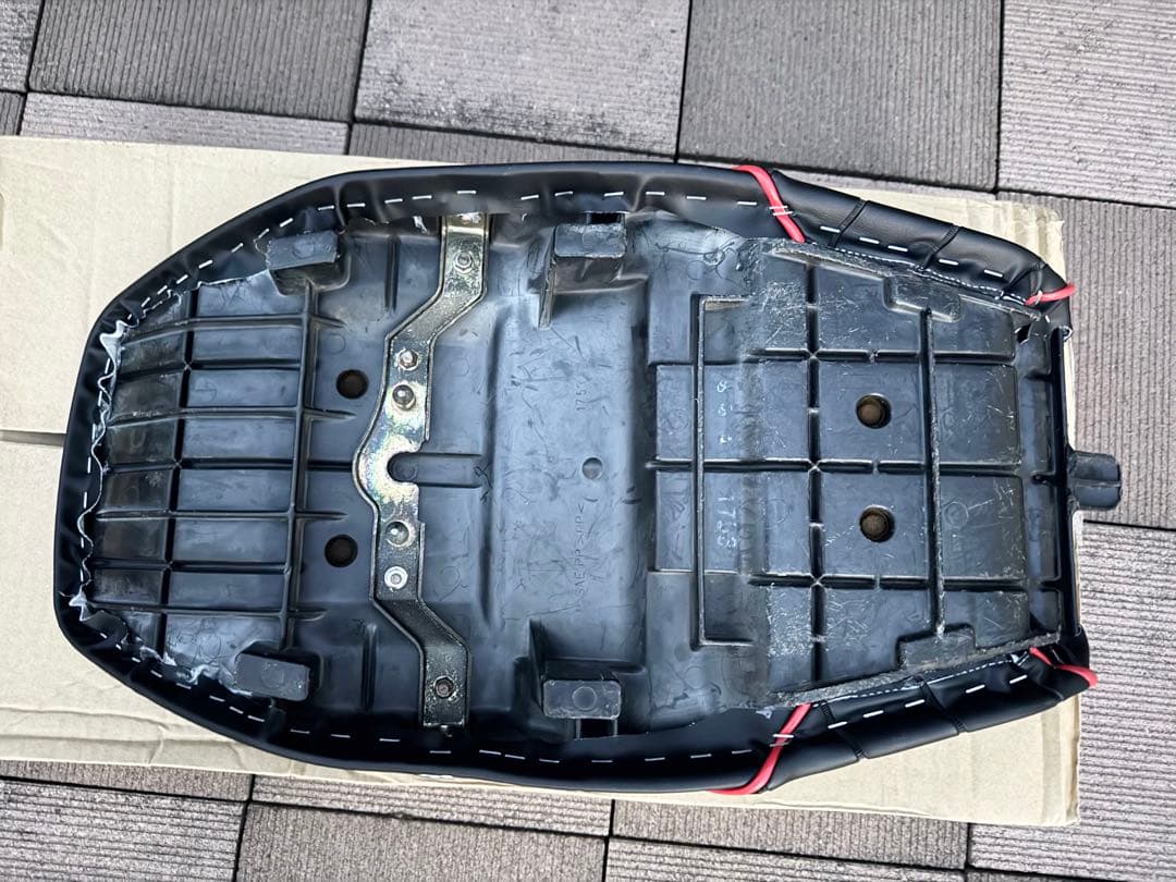 限定値下げ　張り替え後未使用！ZRX400 タックロールシート　黒×赤