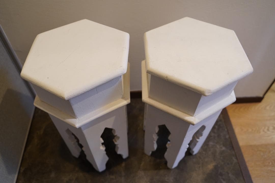 モロッコ雑貨 白い六角形木製フラワースタンド2個セット/サイドテーブル/スツール