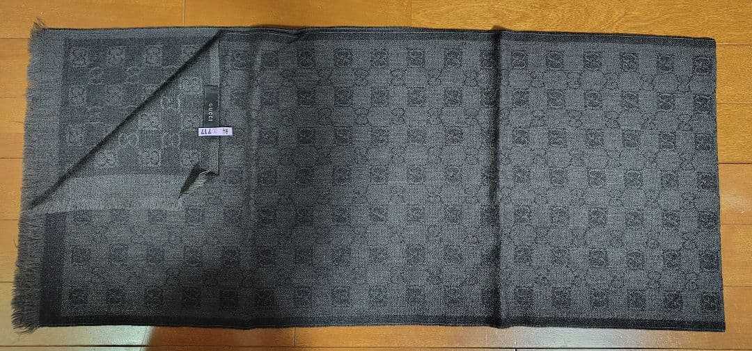 ［使用済みクリーニング済み］GUCCI グレー ロゴパターン 薄手マフラー