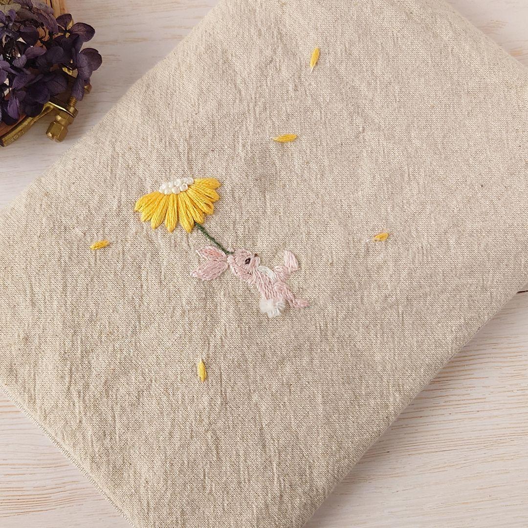 手刺繍入あずき/小豆のお腹ピロー【うさこと黄色い花】