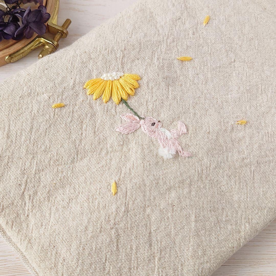 手刺繍入あずき/小豆のお腹ピロー【うさこと黄色い花】