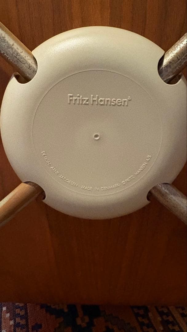 2003製正規品: Fritz Hansen セブンチェア(右)