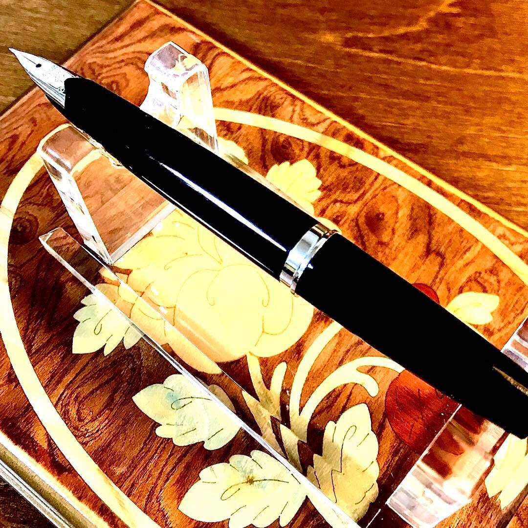 ☆超お勧め☆書き味抜群☆美しいパイロット万年筆エリート格子柄(M)シルバー