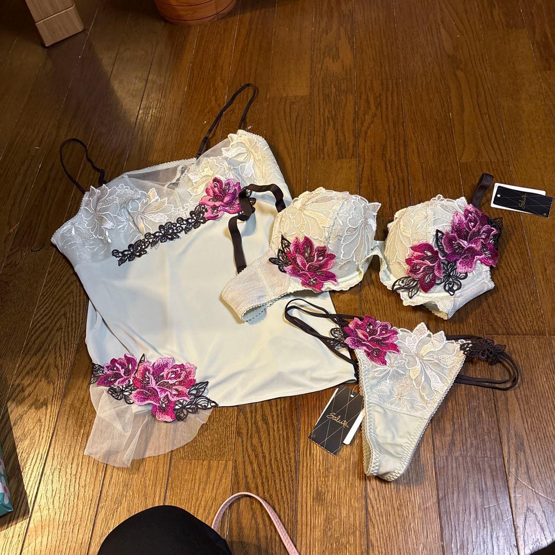 サルートプラダを着た悪魔、ブラE75ソングM キャミソールL