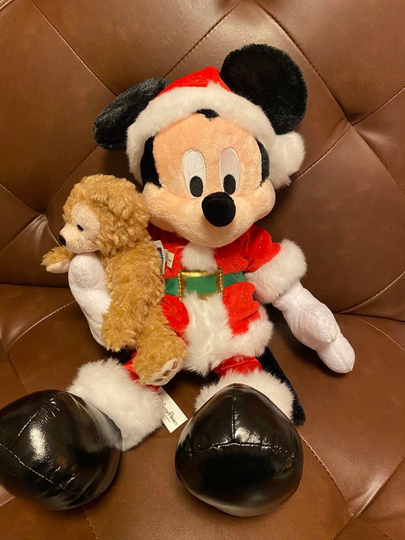 クリスマスプレゼントに小さなダッフィーを抱いたサンタクロースミッキー