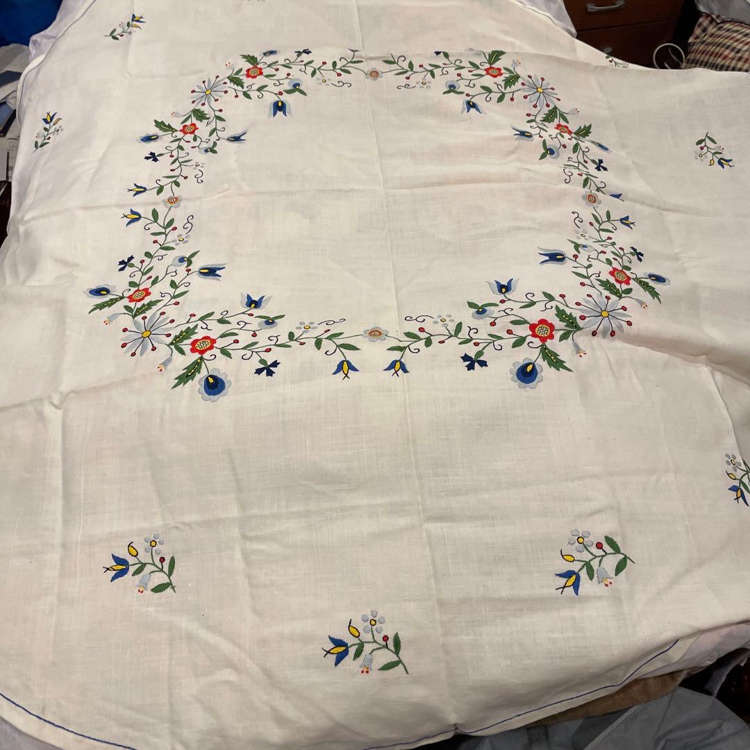 テーブルクロス　花柄模様　刺繍入りさ