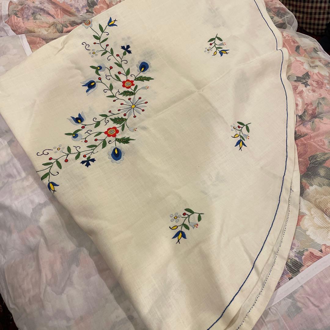 テーブルクロス　花柄模様　刺繍入りさ
