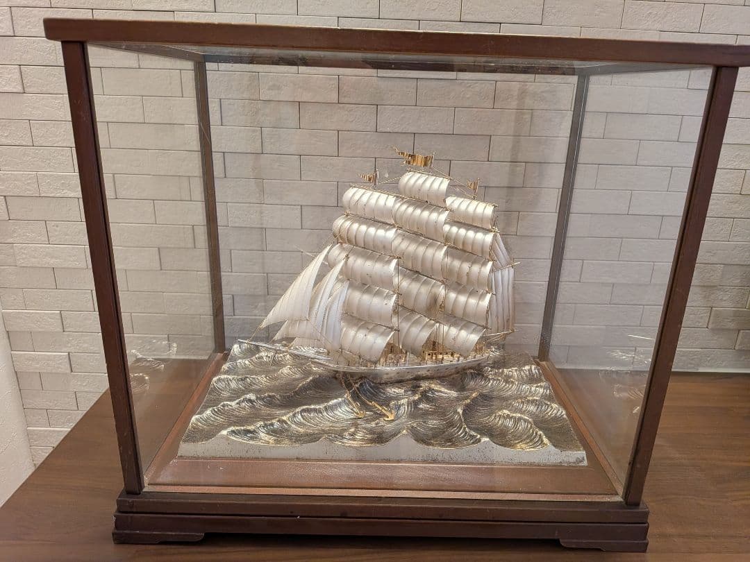 TAKEHIKO シルバーの帆船の置物 ガラスケース付き