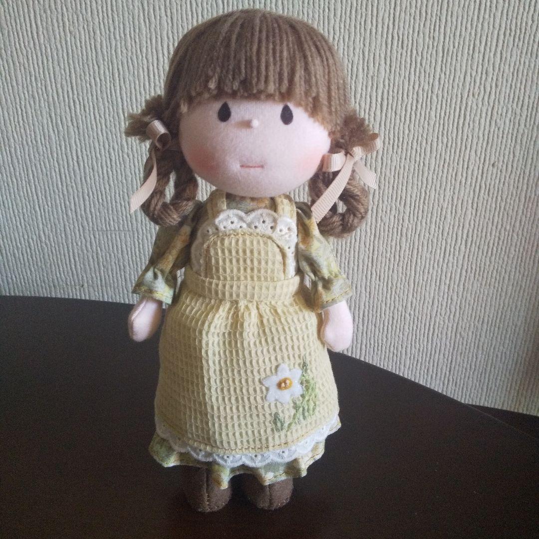 エプロン付きドレスの人形米山京子さん風 立ち人形