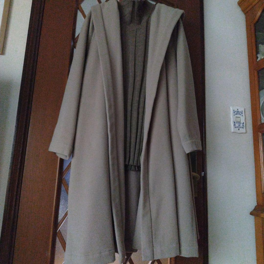 ヨーガンレール、大人女子のベージュロングコート、ベルト付き