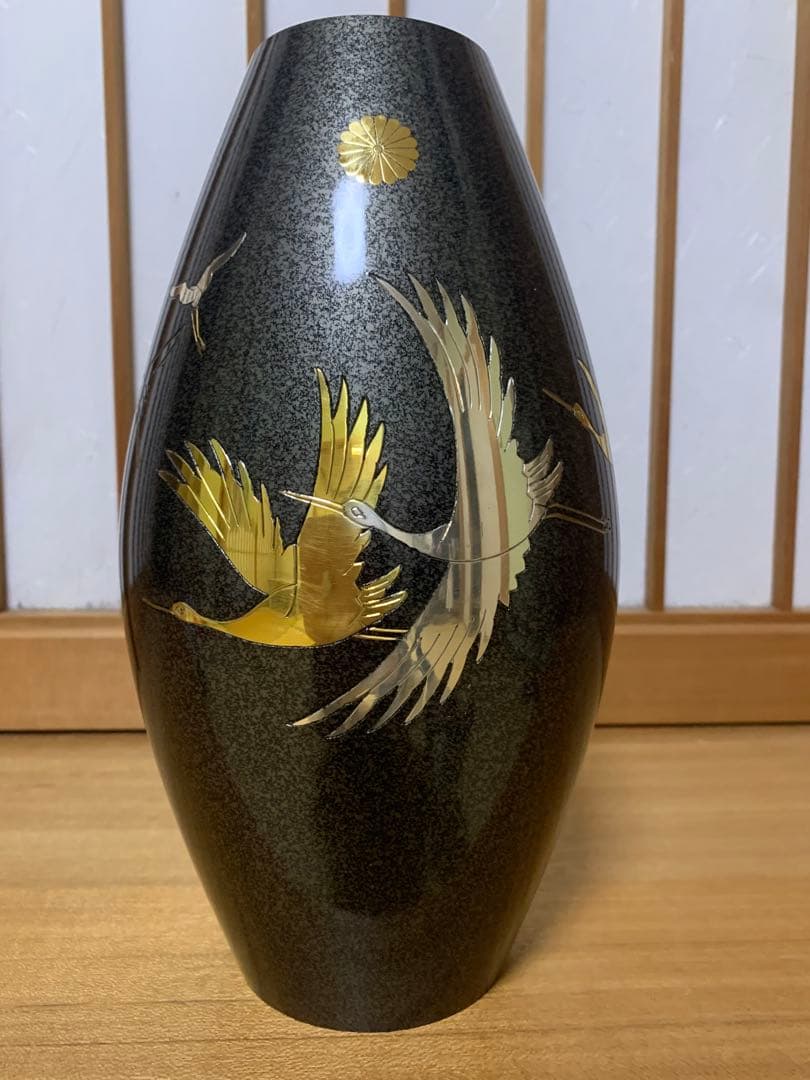 花瓶　木箱付き 菊の紋章入り 金色の鶴装飾の陶器花瓶 （勲章受賞記念）