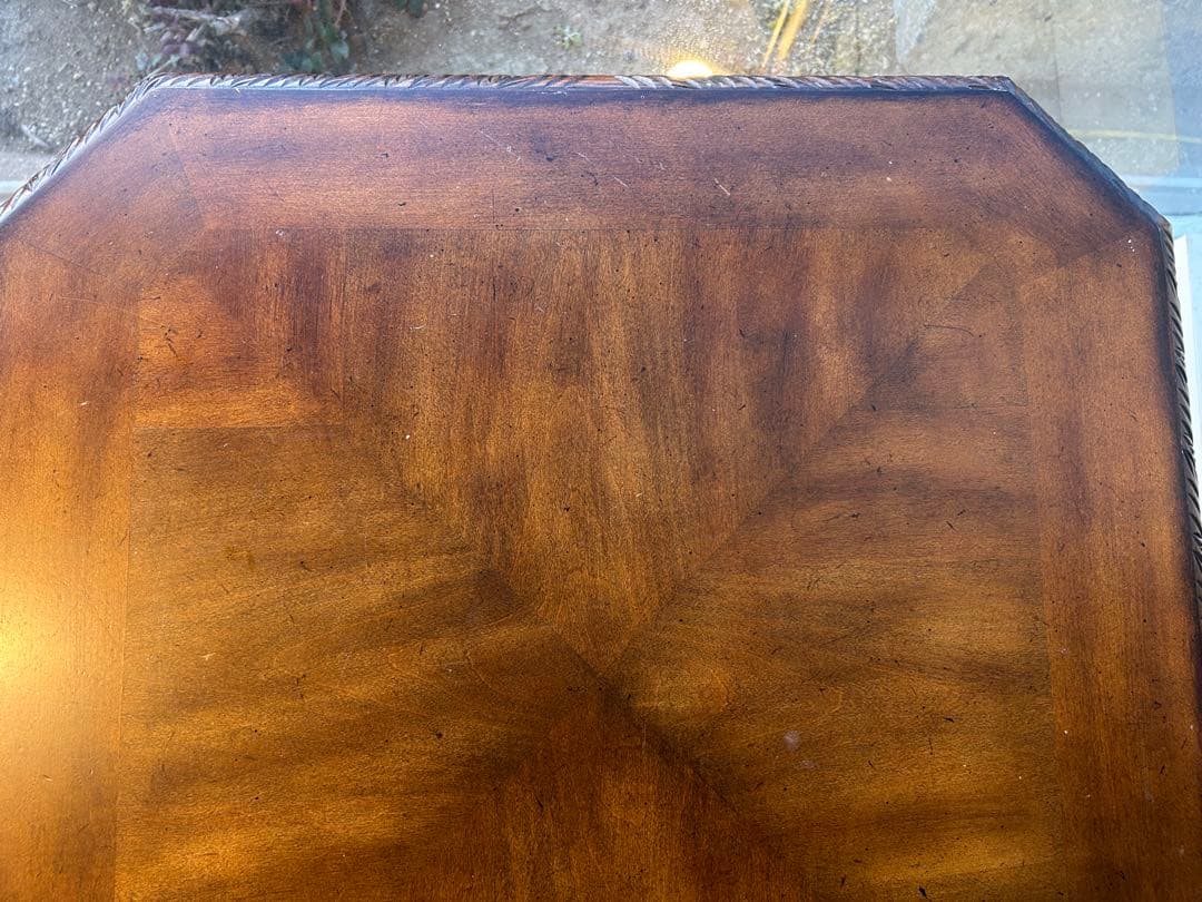 アンティーク調テーブル　西洋家具　彫刻装飾付き サイドテーブル