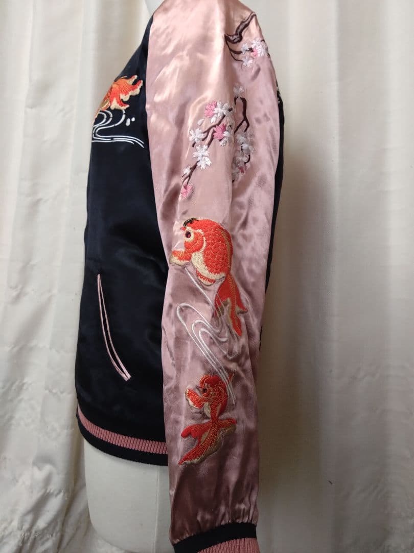 金魚と桜刺繍のスカジャン