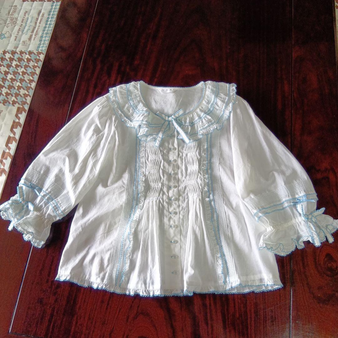 ホワイト フリルスカート 水色刺繍とブラウスのセットです❣