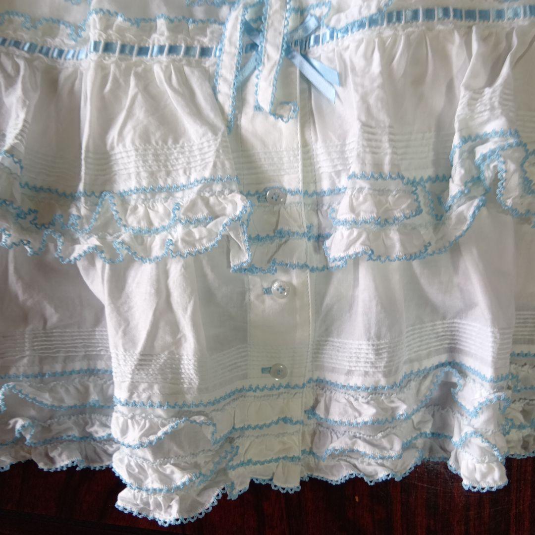 ホワイト フリルスカート 水色刺繍とブラウスのセットです❣