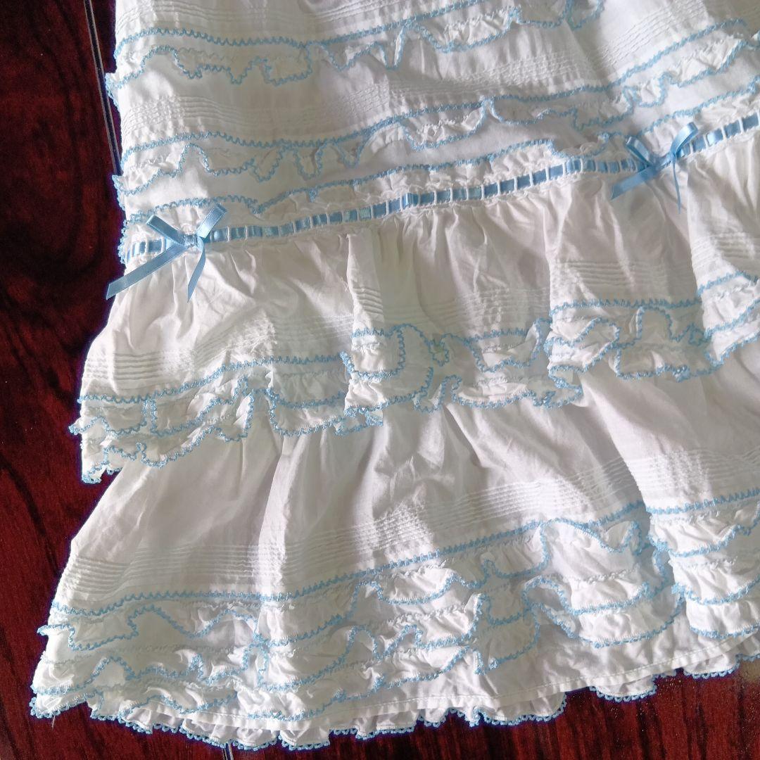 ホワイト フリルスカート 水色刺繍とブラウスのセットです❣