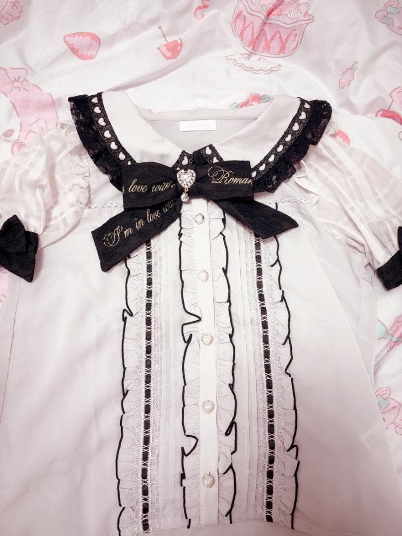 リボン付きフリル半袖ブラウス